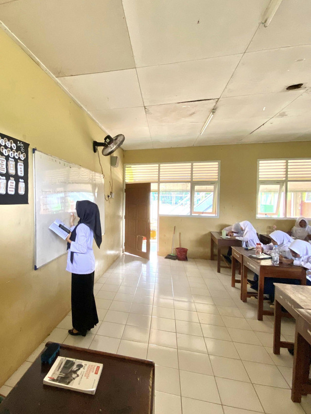 (Eka Budiarti Mahasiswa PBSI sedang mengajar di kelas VII MTs. Al-Asror, Semarang, sumber: dok.pribadi)