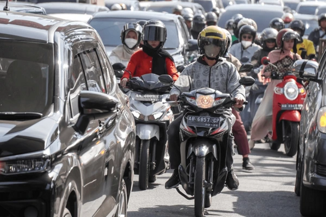 Kemacetan Di Gedangan https://www.shutterstock.com/image-photo/yogyakarta-indonesia-august-20-2023-highway