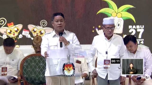 Pasangan calon Wali Kota Manado dan Wakil Wali Kota Manado nomor urut 2, Benny Parasan dan Boby Daud, saat debat pertama Pilkada Manado 2024. (foto: youtube KPU)