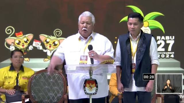 Pasangan calon Wali Kota dan Wakil Wali Kota Manado, Jimmy Rimba Rogi-Kristo Ivan Lumentut, saat mengikuti debat perdana yang digelar KPU Manado. (foto: youtube KPU)