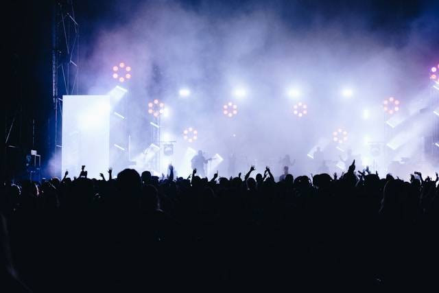 Rundown konser DAY6 di Jakarta. Foto hanyalah ilustrasi, bukan tempat yang sebenarnya. Sumber: Unsplash/Anton Mislawsky