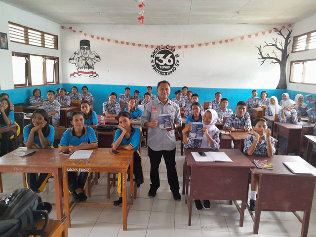 Penulis Ketika Memberikan Sosialisasi Terkait Kekerasan Pada Anak di salah Satu SMA di Kota Lewoleba Lembata, Agustus 2024; (Sumber Foto: Dokumen Pribadi Vinsen Belawa Making)