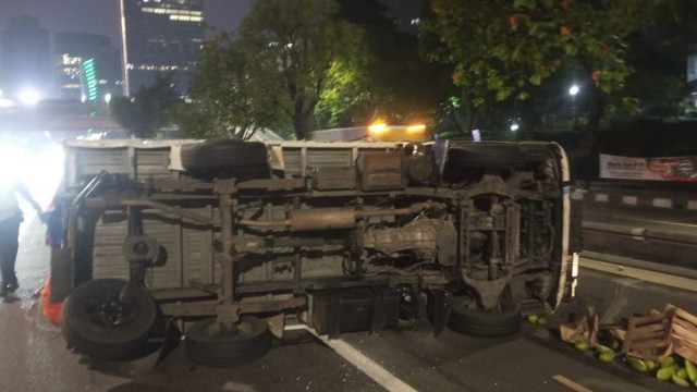 Kecelakaan di Tol Dalam Kota arahan Semanggi, Sabtu (19/10) pagi. Foto: Twitter/ @TMCPoldaMetro