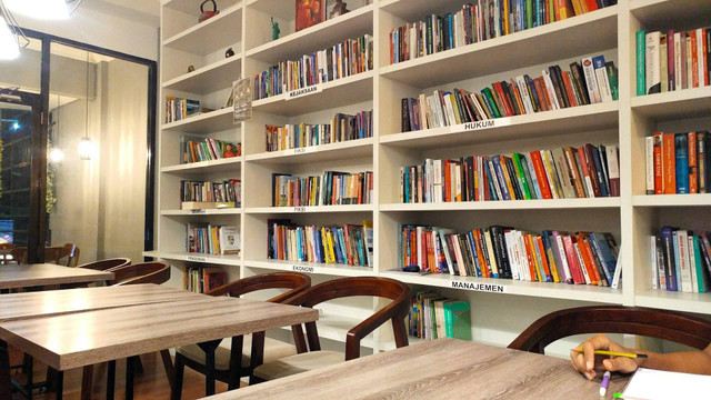 Cafe Perpustakaan di Semarang. Foto hanya ilustrasi, bukan tempat sebenarnya. Sumber: unsplash.com/Inna Safa.