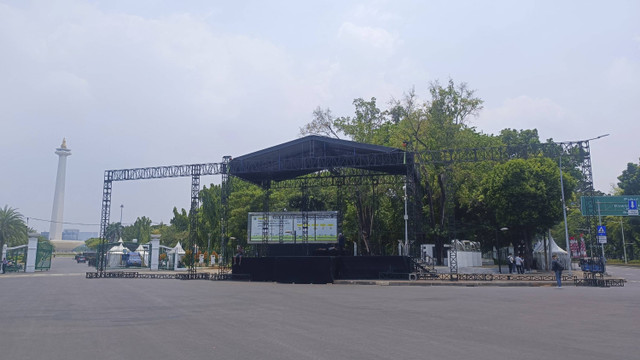 Persiapan Panggung Rakyat perayaan pelantikan presiden-wapres bernama Panggung IKN berada di Taman Pandang Istana, Jakpus, Sabtu (19/10/2024). Foto: Thomas Bosco/kumparan