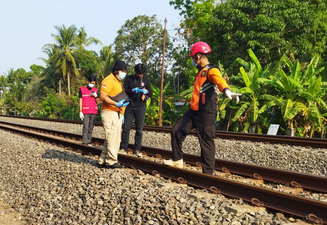 Petugas saat memeriksa TKP pria tertemper KA Takska di Temon, Kulon Progo. Foto: Polres Kulon Progo