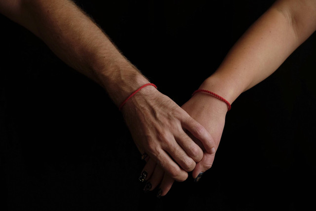 Ilustrasi red string theory, legenda soal benang merah yang menghubungkan dua orang yang berjodoh. Foto: Shutterstock