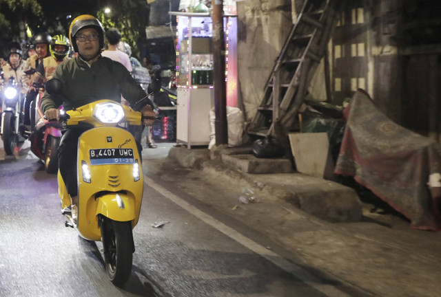 Calon Gubernur DKI Jakarta nomor urut satu Ridwan Kamil megendarai sepeda motor saat night ride bersama komunitas motor di Jakarta, Jumat (18/10/2024). Foto: Dok. Tim Media Ridwan Kamil