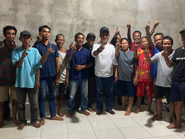 Calon Wakil Gubernur Kalbar nomor urut 1, Didi Haryono berfoto bersama warga Desa Takong. Foto: Yulia Ramadhyanti/Hi!Pontianak