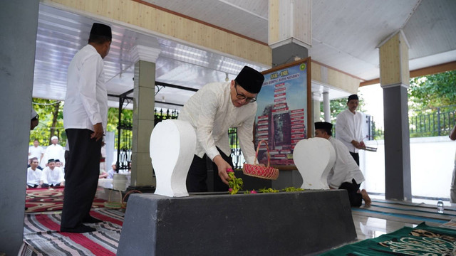 Pj Bupati Bojonegoro Adriyanto bersama seluruh rombongan Forkopimda dan Kepala OPD Pemkab Bojonegoro, saat laksanakan ziarah ke makam leluhur. Kamis siang (18/10/2024) (Aset: Istimewa)