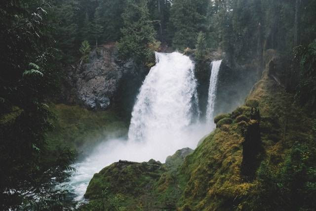 Ilustrasi Tiket Masuk Grojogan Sewu 2024. Bukan tempat sebenarnya. Foto: dok. Unsplash/Kyle Cesmat