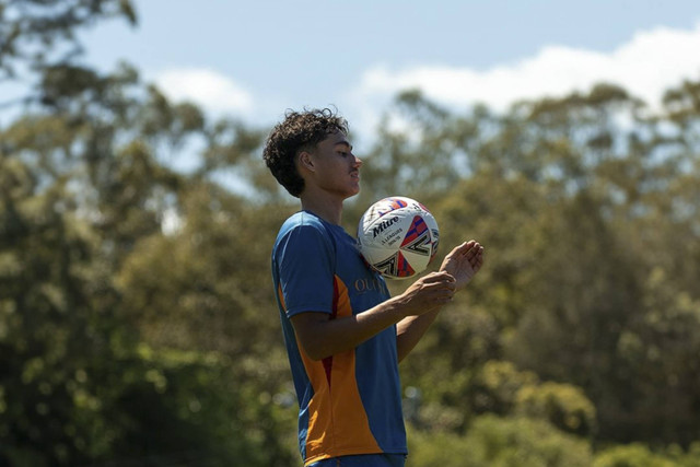 Rafael Struick dalam sesi latihan bersama Brisbane Roar FC. Foto: Instagram/ @brisbaneroarfc