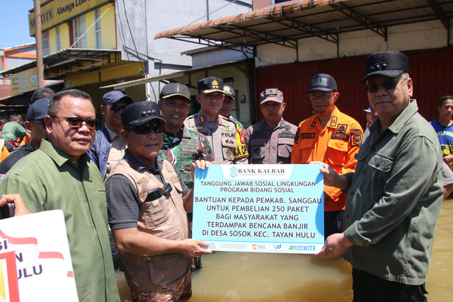 Pj Gubernur Kalbar menyerahkan bantuan dari Bank Kalbar kepada Pj Bupati Sanggau. Foto: Dok. Bank Kalbar