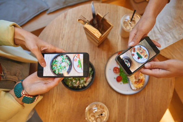 Ilustrasi Food Scanner (Sumber: Photo by Marcus Aurelius: https://www.pexels.com/photo/people-using-smartphone-9789494/)