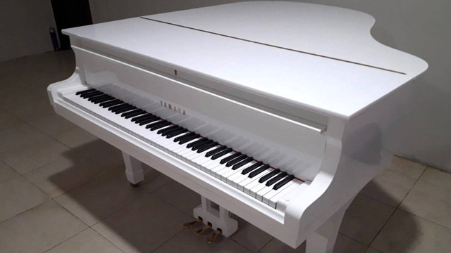 Grand piano Yamaha type G2 warna putih. Foto:Harto Piano