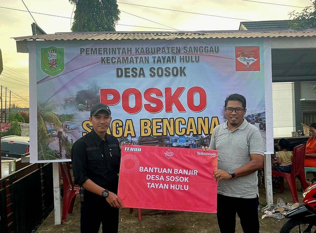 Penyerahan bantuan banjir dari Telkomsel. Foto: Dok. Telkomsel