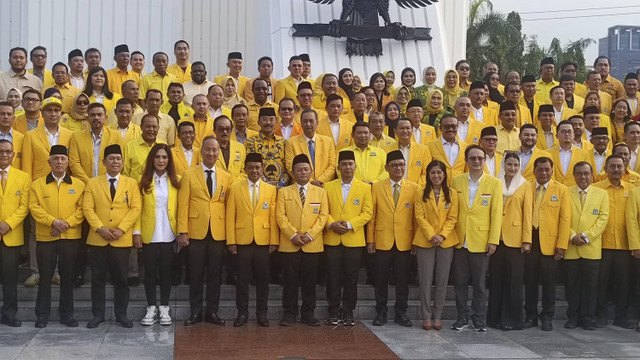 Partai Golkar melakukan upacara dan ziarah di Taman Makam Pahlawan, Kalibata, Jaksel, Sabtu (19/10/2024). Foto: Thomas Bosco/kumparan