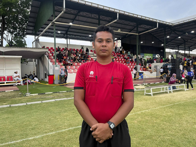 Muhammad Bahtiar Rifa'i, Wasit yang bertugas di MilkLife Soccer Challenge Solo Series 2 2024. Foto: Aji Nugrahanto/kumparan