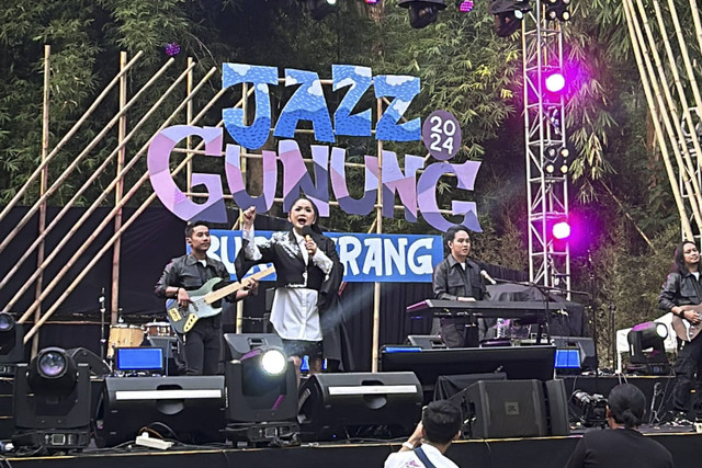 Vina Panduwinata tampil di Jazz Gunung Burangrang. Foto: Andrian Gilang/kumparan