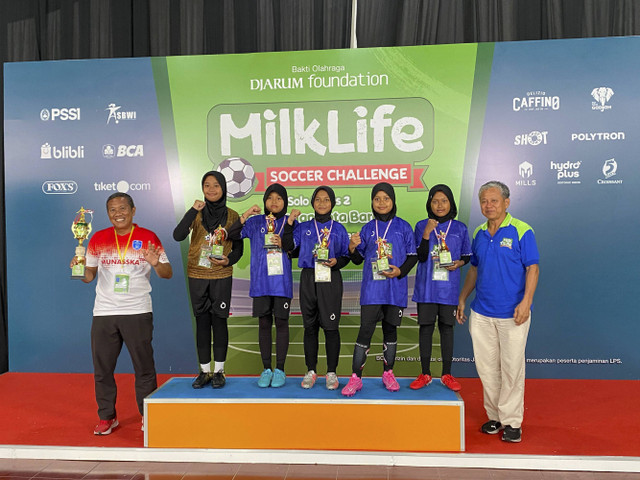 SDN Muhammadiyah 16 Karangasem A juara Skill Challenge kategori Passing & Control di MilkLife Soccer Challenge Solo Series 2 2024. Foto: Antika Fahira/kumparan