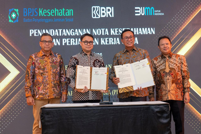 (Kiri ke kanan) Direktur Bisnis Wholesale dan Kelembagaan BRI Agus Noorsanto, Direktur Keuangan & Investasi BPJS Kesehatan Arief Witjaksono Juwono, Direktur Commercial, Small & Medium Business BRI Amam Sukriyanto, dan Direktur Kepatuhan dan Hubungan Antar Lembaga BPJS Kesehatan Mundiharno pada penandatanganan Nota Kesepahaman dan Perjanjian Kerja Sama Sinergi Peningkatan Kualitas Layanan Program Jaminan Kesehatan Nasional. Foto: Dok. BRI