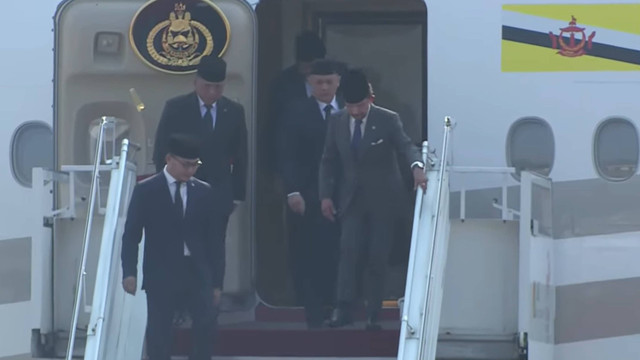  Sultan Hassanal Bolkiah tiba di di Bandara VVIP Internasional Soekarno-Hatta, Tangerang, Banten, Sabtu (19/10/2024). Foto: YouTube/ Sekretariat Presiden