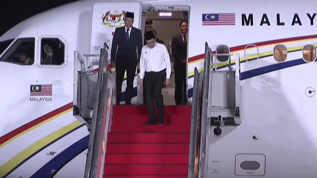 Pesawat yang membawa PM Malaysia Anwar Ibrahim di Bandara VVIP Internasional Soekarno-Hatta, Tangerang, Banten, Sabtu (19/10/2024). Foto: YouTube/ Sekretariat Presiden