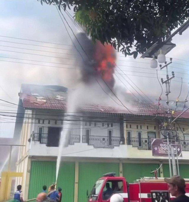 Suasana kebakaran di gudang logistik Pemilu di Lubuklinggau, Foto : Ist