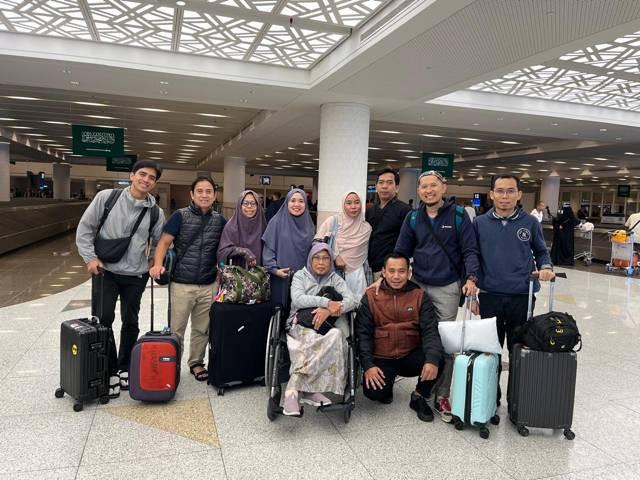 Rombongan para traveler muslim ke saudia arabia untuk melakukan ibadah Umroh. Foto : Hasmy H (18/10/2024)