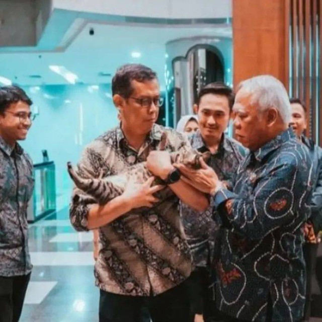 Menteri PUPR Basuki Hadimuljono mengucapkan perpisahan ke Kokom, kucing PUPR, Jumat (18/10/204). Foto: Instagram @kokom.kucingpupr