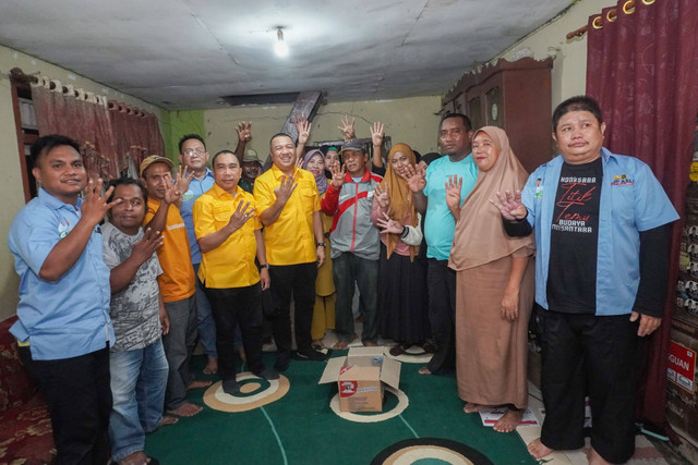 AJP-ASLI saat blusukan ke warga Kelurahan Mataiwoi. Foto: Dok. Istimewa.