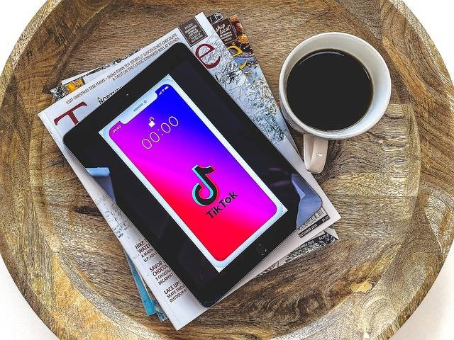 https://pixabay.com/id/photos/tiktok-tablet-ipad-majalah-kopi-7017264/   
