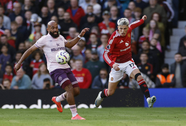 Pemain Manchester United, Alejandro Garnacho berusaha melewati Bryan Mbeumo dari Brentford di Old Trafford, Manchester, Inggris, 19 Oktober 2024. Foto:  Reuters/Jason Cairnduff