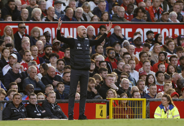 Manajer Manchester United Erik ten Hag berteriak dari pinggir lapangan saat Manchester United menghadapi Brentford di Old Trafford, Manchester, Inggris - 19 Oktober 2024. Foto:  Reuters/Jason Cairnduff