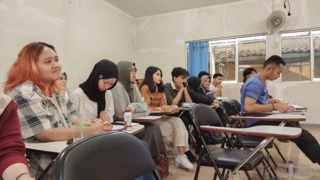 Mahasiswa di salah satu universitas tengah serius mengikuti perkuliahan