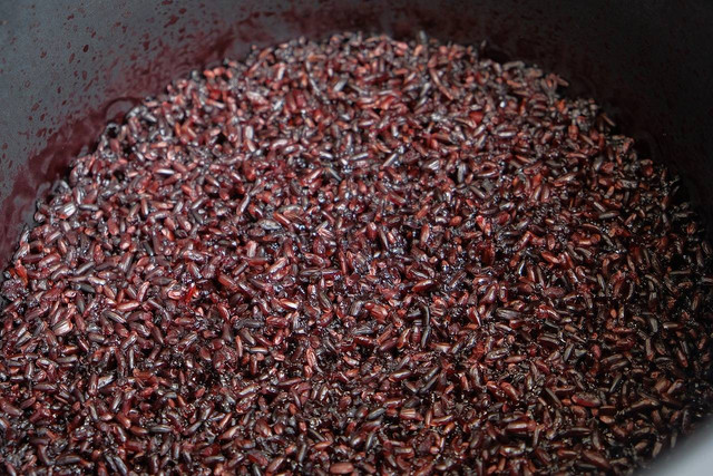 Sumber : https://cdn.pixabay.com/photo/2021/09/10/05/38/brown-rice-6612188_1280.jpg