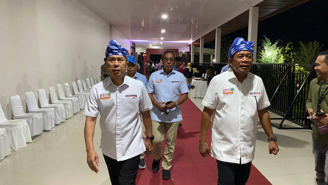 ASR-Hugua saat memasuki venue lokasi debat di Kota Bau-bau. Foto: Dok. Istimewa.