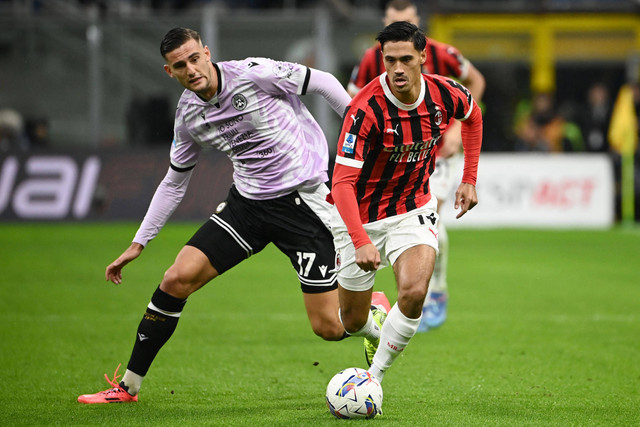 Duel Lorenzo Lucca dengan Tijjani Reijnders saat AC Milan vs Udinese dalam laga pekan kedelapan Liga Italia 2024/25 di Stadion San Siro, Sabtu (19/10) malam WIB. Foto: Isabella BONOTTO / AFP