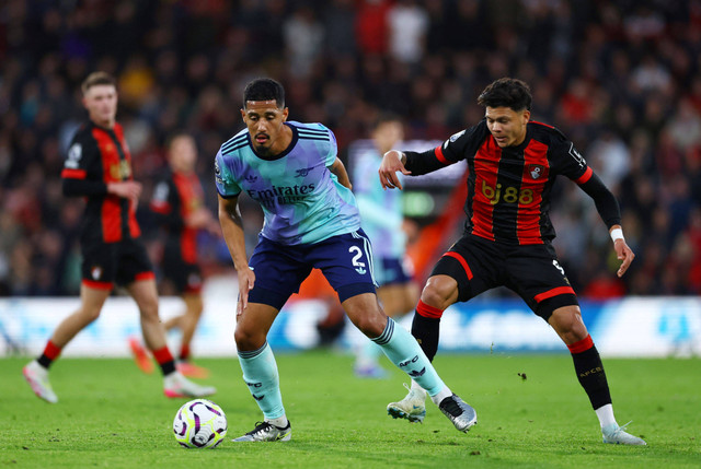 Duel William Saliba dengan Evanilson saat Bournemouth vs Arsenal dalam laga pekan kedelapan Liga Inggris 2024/25 di Stadion Vitality, Sabtu (19/10) malam WIB. Foto: Action Images via Reuters/Matthew Childs