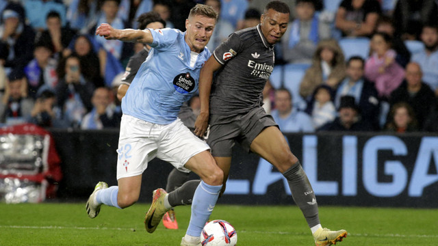 Duel Carl Starfelt dengan Kylian Mbappe saat Celta Vigo vs Real Madrid dalam laga pekan ke-10 Liga Spanyol 2024/25 di Stadion Balaidos, Minggu (20/10) dini hari WIB. Foto: REUTERS/Miguel Vidal