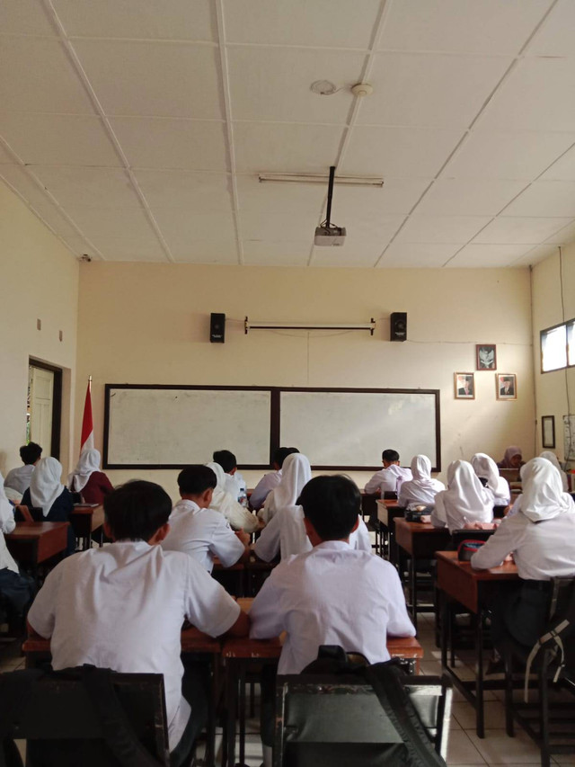 Proses pembelajaran PAI kelas X di SMA Negeri Bandung, Jawa Barat, Selasa (8/10/2024). Foto: Ahmad Faishal