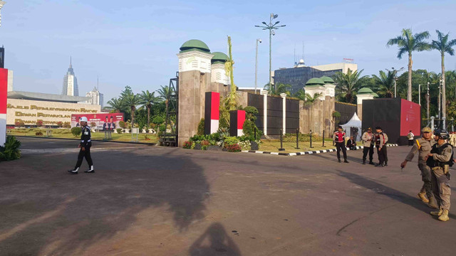 Suasana di gerbang depan DPR RI yang berada persis di Jalan Gatot Subroto dijaga petugas jelang pelantikan presiden-wakil presiden terpilih Minggu (20/10).  Foto: Thomas Bosco/kumparan