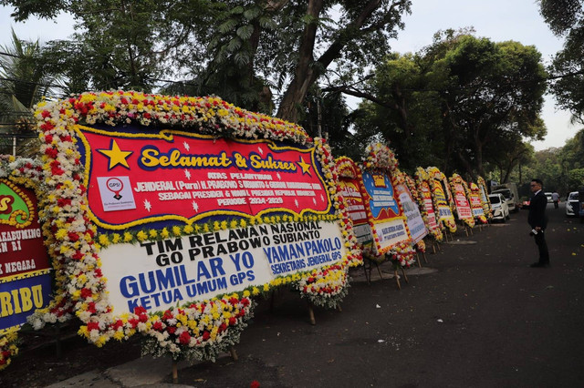 Karangan bunga menghiasi kawasan kediaman pribadi presiden terpilih Prabowo Subianto di Jalan Kertanegara, Jakarta Selatan, Minggu (20/10/2024). Foto: Jamal Ramadhan/kumparan