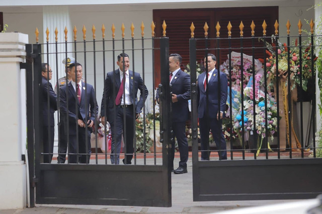 Paspampres berjaga di sekitar kediaman pribadi presiden terpilih Prabowo Subianto di Jalan Kertanegara, Jakarta Selatan, Minggu (20/10/2024). Foto: Jamal Ramadhan/kumparan