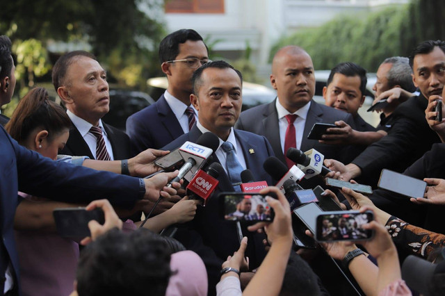 Prasetyo Hadi memberikan keterangan pers di kediaman pribadi presiden terpilih Prabowo Subianto di Jalan Kertanegara, Jakarta Selatan, Minggu (20/10/2024). Foto: Jamal Ramadhan/kumparan