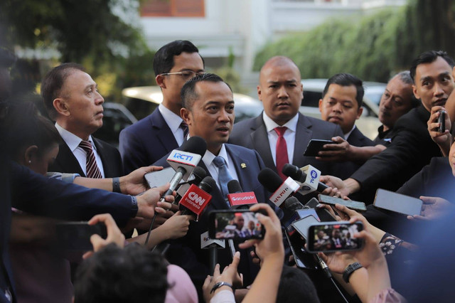 Prasetyo Hadi memberikan keterangan pers di kediaman pribadi presiden terpilih Prabowo Subianto di Jalan Kertanegara, Jakarta Selatan, Minggu (20/10/2024). Foto: Jamal Ramadhan/kumparan