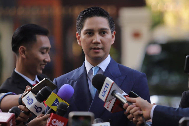 Budi Djiwandono memberikan keterangan pers di kediaman pribadi presiden terpilih Prabowo Subianto di Jalan Kertanegara, Jakarta Selatan, Minggu (20/10/2024). Foto: Jamal Ramadhan/kumparan