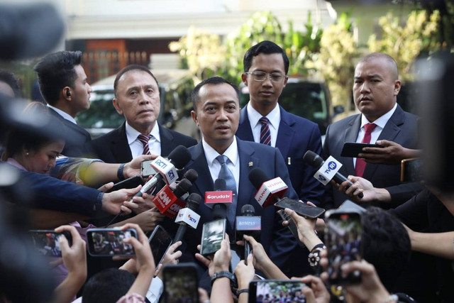 Prasetyo Hadi memberikan keterangan pers di kediaman pribadi presiden terpilih Prabowo Subianto di Jalan Kertanegara, Jakarta Selatan, Minggu (20/10/2024). Foto: Aditia Noviansyah/kumparan