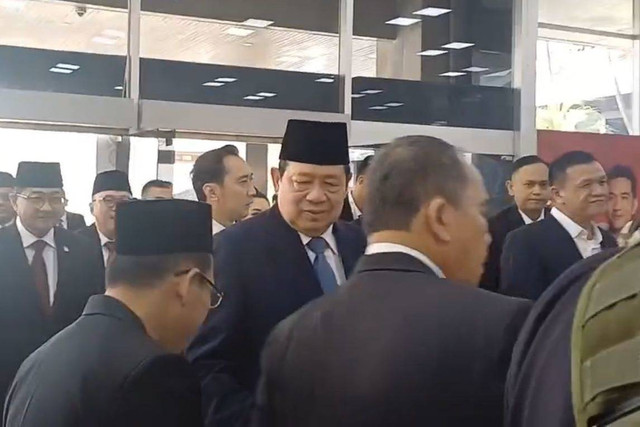 Presiden ke-6 RI Susilo Bambang Yudhoyono tiba menghadiri Pelantikan Presiden dan Wakil Presiden periode 2024-2029 di Gedung Nusantara, kompleks Parlemen, Senayan, Jakarta, Minggu (20/10/2024).  Foto: Abid Raihan/kumparan