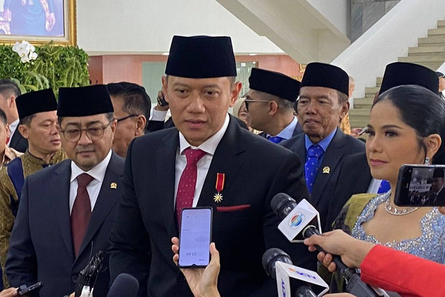 Ketum Partai Demokrat Agus Harimurti Yudhoyono (AHY) tiba menghadiri Pelantikan Presiden dan Wakil Presiden periode 2024-2029 di Gedung Nusantara, kompleks Parlemen, Senayan, Jakarta, Minggu (20/10/2024).  Foto: Abid Raihan/kumparan